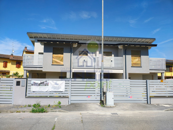 PORZIONI DI BI-VILLA AL RUSTICO AVANZATO IN PRONTA CONSEGNA