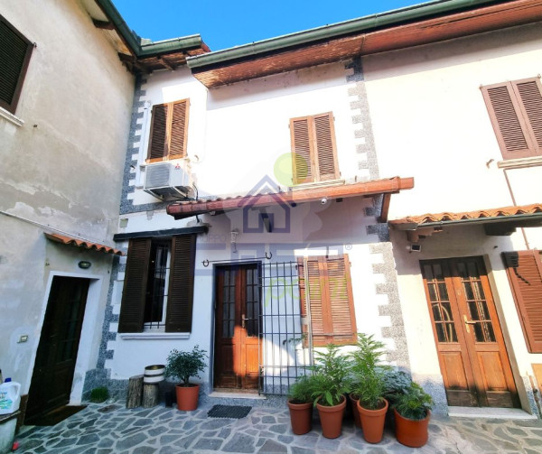 CASA INDIPENDENTE con CORTILE PRIVATO