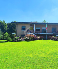 Elegante Casa Indipendente libera su 3 lati con giardino privato di 800 mq