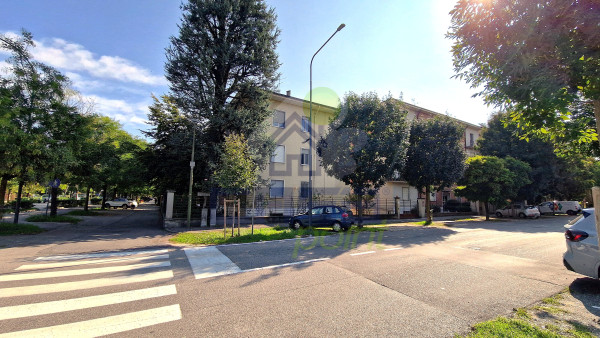 Eleganza e Spazio in Zona Po – Appartamento Ristrutturato con Studio e Tripla Esposizione