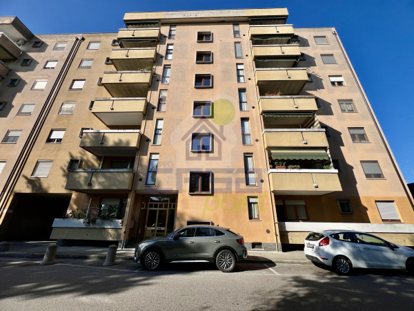 Luminoso Quadrilocale con Terrazzo, Doppi Servizi e Box