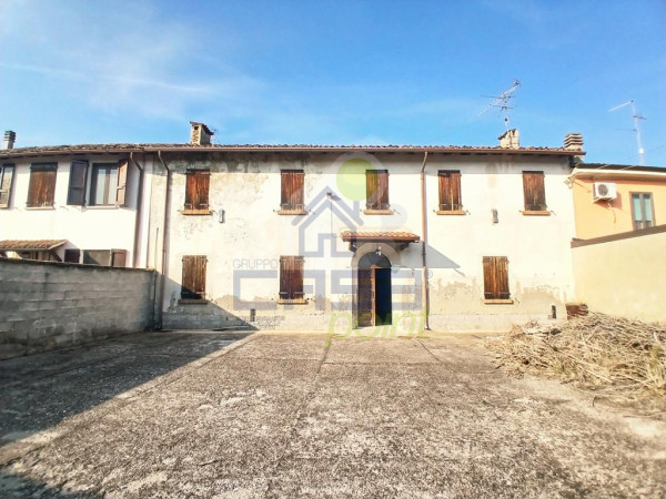 Esclusiva Cascina a Corte Chiusa nel Cuore di Calvatone