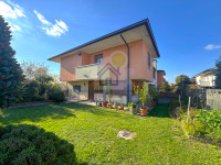 PORZIONE DI VILLA BIFAMILIARE CON AMPI SPAZI E GIARDINO PRIVATO SU TRE LATI