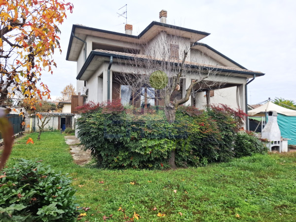 VILLA INDIPENDENTE SU 4 LATI CON AMPIO GIARDINO E AREA CORTILIZIA