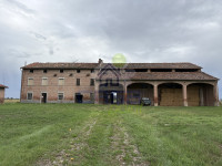 Cascina dal grande potenziale immerso nel verde della campagna di Roccabianca con circa 14 ettari di terreno!