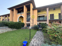 Soluzione Indipendente con Doppio Ingresso, Giardino Privato e Garage