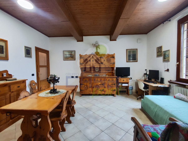CASA INDIPENDENTE DAI GENEROSI SPAZI (SIA INTERNI CHE ESTERNI) CON AUTORIMESSA E GIARDINO PRIVATO