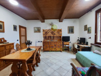 CASA INDIPENDENTE DAI GENEROSI SPAZI (SIA INTERNI CHE ESTERNI) CON AUTORIMESSA E GIARDINO PRIVATO