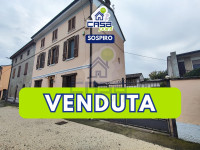 CASA INDIPENDENTE DAI GENEROSI SPAZI (SIA INTERNI CHE ESTERNI) CON AUTORIMESSA E GIARDINO PRIVATO