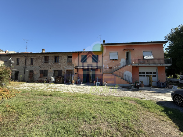 CASA INDIPENDENTI SU AMPIO LOTTO DI GIARDINO