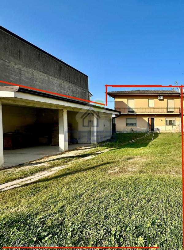 CASA INDIPENDENTE CON AMPIA AREA VERDE