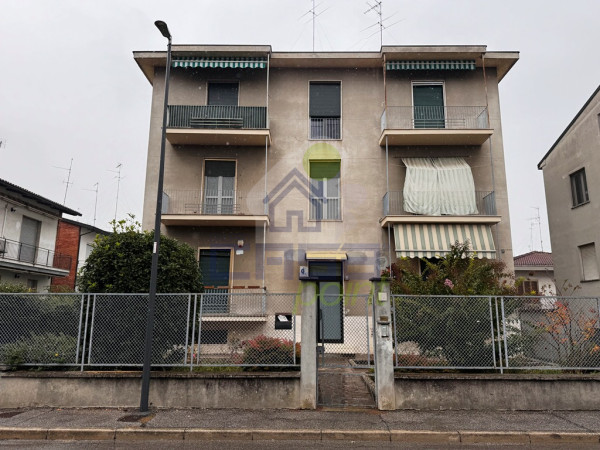 Appartamento con balconi, cantina e garage