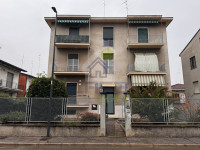 Appartamento con balconi, cantina e garage