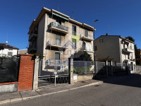 Appartamento con balconi, cantina e garage