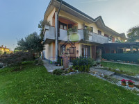 Prestigiosa Villa Laterale di 140 mq con giardino e Garage!