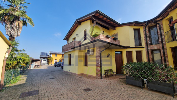 BILOCALE CON TRAVI A VISTA, BALCONATA E GARAGE!