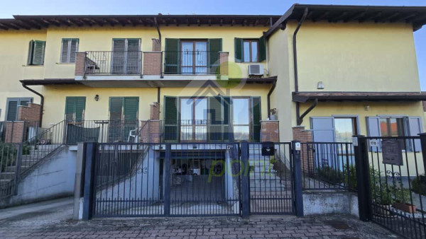 VILLA A SCHIERA CON TRE CAMERE DA LETTO E GIARDINO PRIVATO