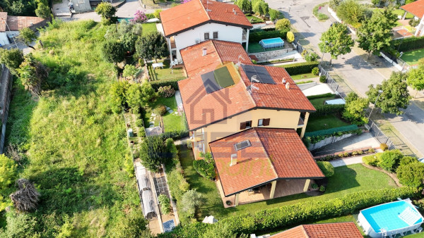 Villa con scorcio di lago a Puegnago sul Garda