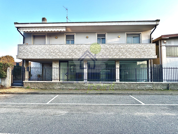 VILLA SINGOLA CON CAPANNONE ANNESSO IDEALE PER ABITAZIONE/ATTIVITA'