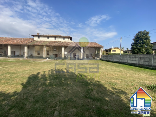 Il Fascino di Una Volta! Grande Casa Padronale con Porticati e Area Cortilizia.