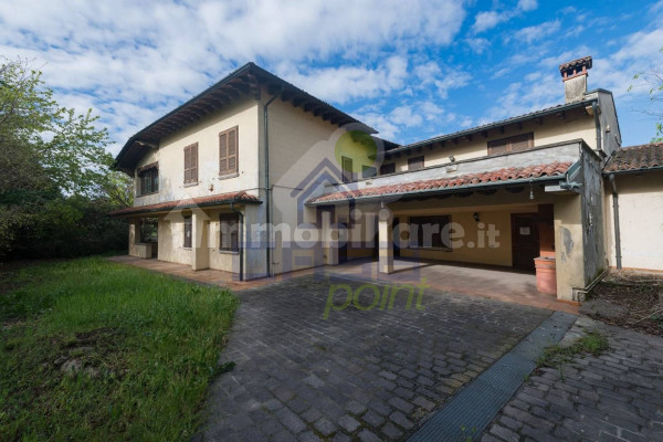 VILLA SINGOLA LIBERA SU QUATTRO LATI IN CONTESTO RESIDENZIALE TRANQUILLO