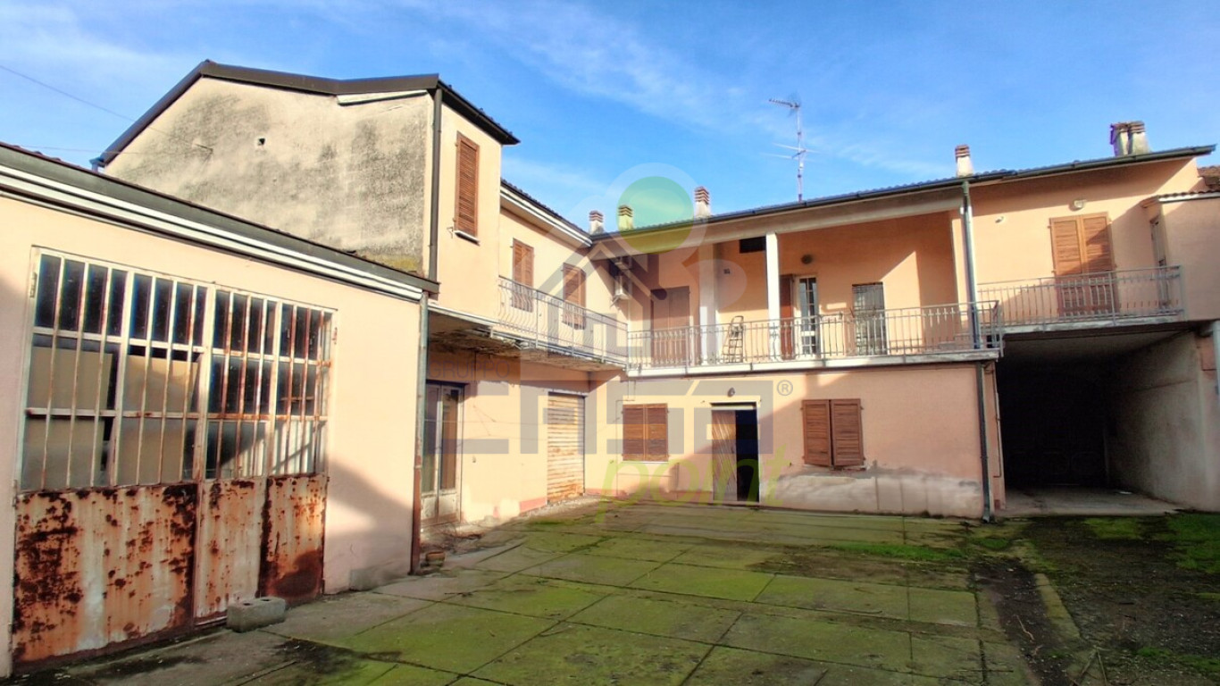 PANORAMICA DAL CORTILE.jpg