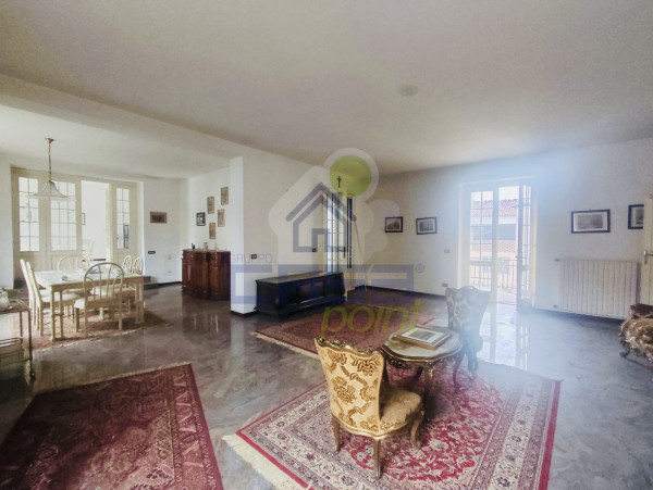 CASA A CORTE CHIUSA CON VISTA SULLA PIAZZA, INTERESSANTI ACCESSORI ED AREA VERDE PRIVATA.