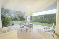 VILLA CON GIARDINO PRIVATO E PORTICO