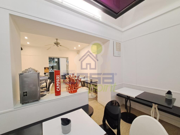 VENDESI RINOMATA ATTIVITA' BAR GELATERIA IN CENTRO STORICO