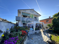 VILLA SINGOLA LIBERA SU 4 LATI E SUDDIVISA IN 2 UNITA' ABITATIVE