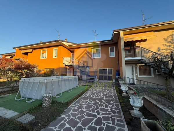 PORZIONE DI CASA CON DOPPIO GIARDINO A SCHIERA