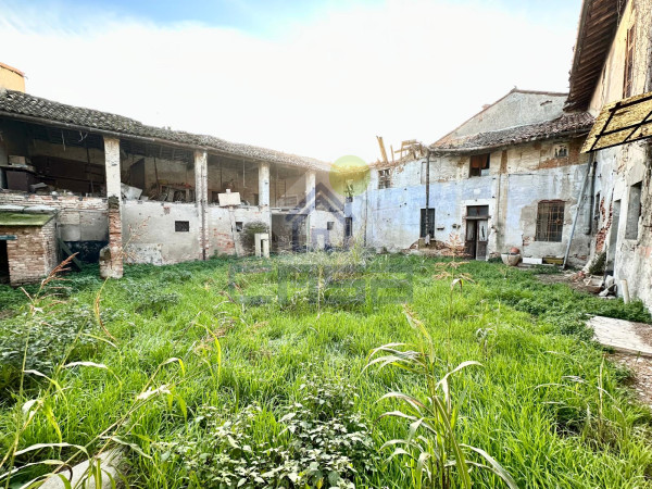 PORZIONE DI CASCIALE DA RISTRUTTURARE