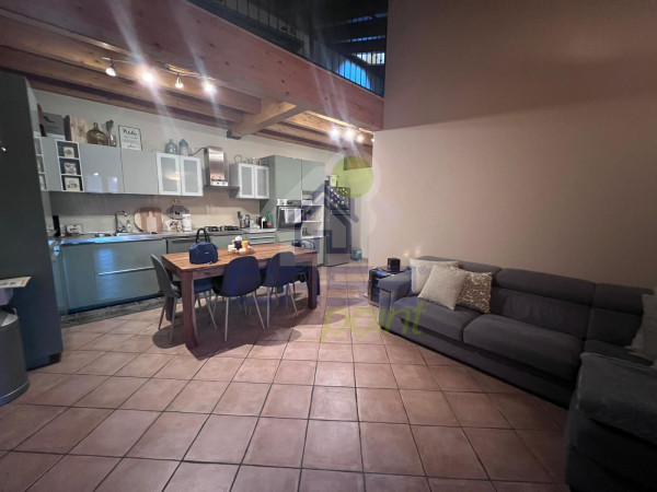 Appartamento trilocale con due garage NON ARREDATO!