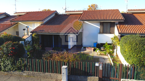 SPLENDIDA E MODERNA VILLETTA A SCHIERA SU UN UNICO LIVELLO CON GIARDINO E BOX