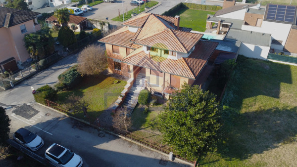 IMPONENTE VILLA SINGOLA DI 400MQ CON AMPIO GIARDINO SU 4 LATI