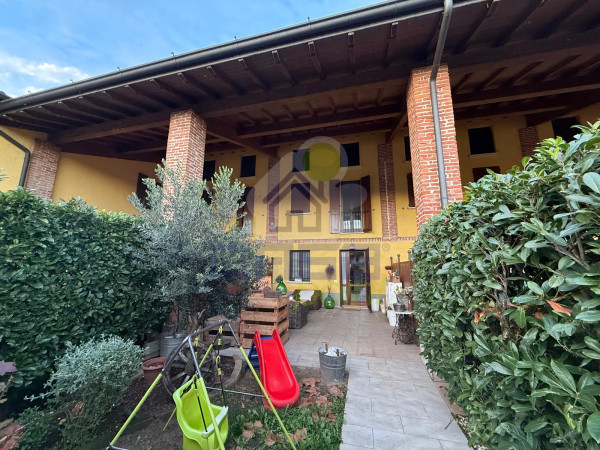 VILLETTA A SCHIERA IN CASCINALE RISTRUTTURATO