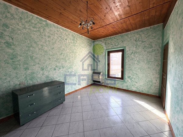 Casa indipendente con locali accessori e cortile privato!