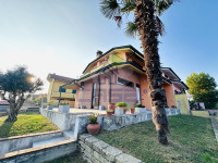 VILLA LIBERA SU 3 LATI CON BOX DOPPIO