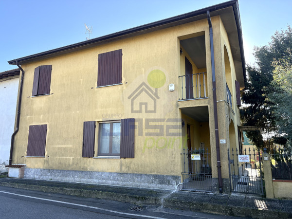 VILLA SINGOLA AD ANGOLO CON TRE CAMERE DA LETTO, GIARDINO E LOCALI ACCESSORI