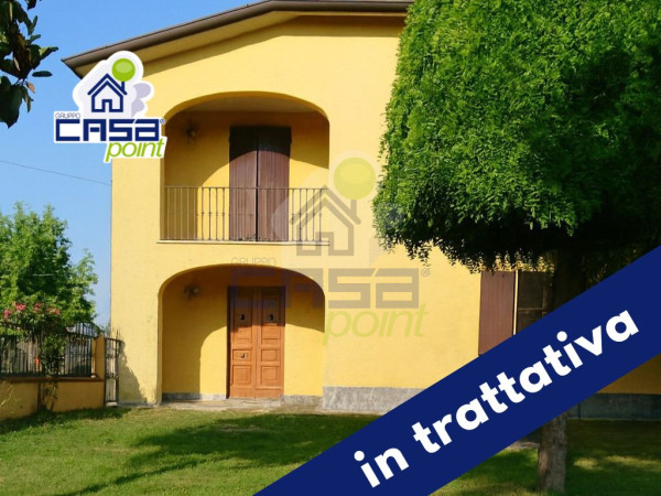 VILLA SINGOLA AD ANGOLO CON TRE CAMERE DA LETTO, GIARDINO E LOCALI ACCESSORI