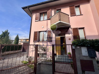 PORZIONE DI BI-VILLA DI TESTA CON 3 CAMERE DA LETTO IN UNA DELLE ZONE PIU' RICHIESTE DEL PAESE