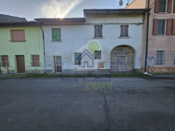 Porzione di casa con garage e terreno
