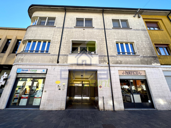 AMPIO UFFICIO DI RAPPRESENTANZA IN CENTRO PAESE