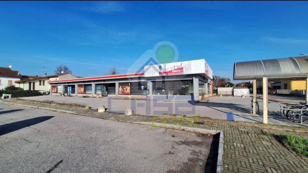Immobile commerciale  su lotto di circa 1.500 mq