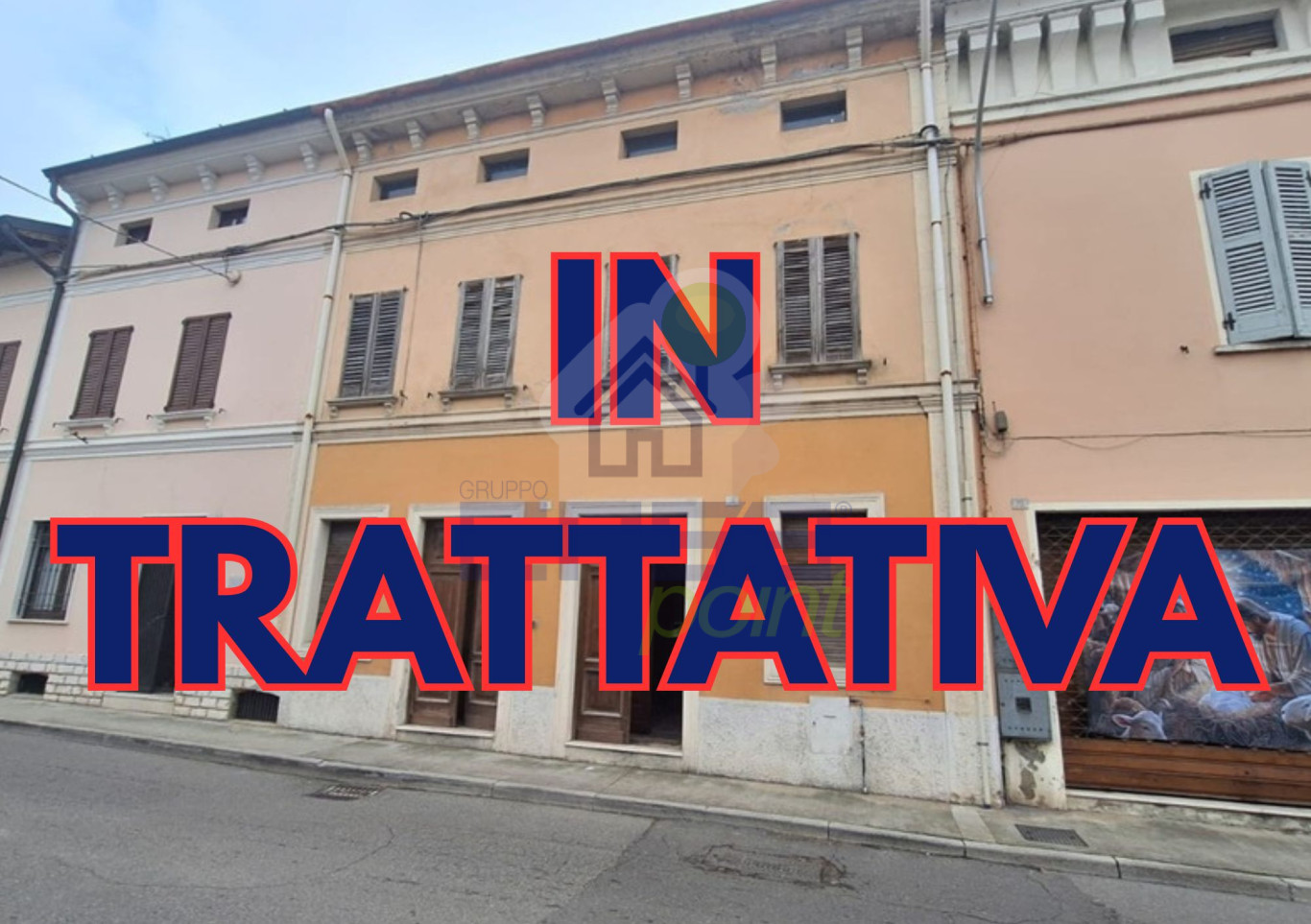 Porzione di casa su tre livelli con magazzino