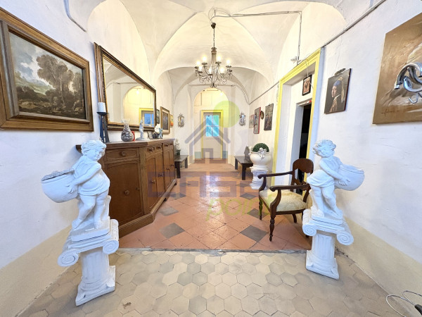 CASA INDIPENDENTE LIBERA SU 3 LATI CON GIARDINO PRIVATO E GRANDE DEPOSITO