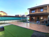 Villetta libera su tre lati con interessanti spazi, autorimessa ed ampio giardino pertinenziale