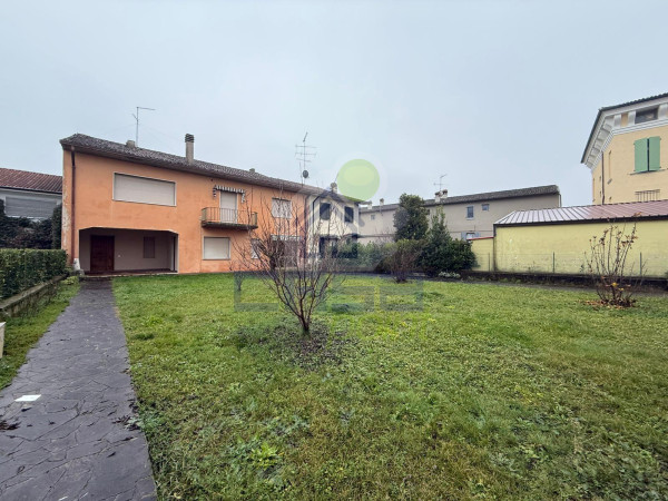 CASA INDIPENDENTE A POCHI PASSI DAL CENTRO DEL PAESE