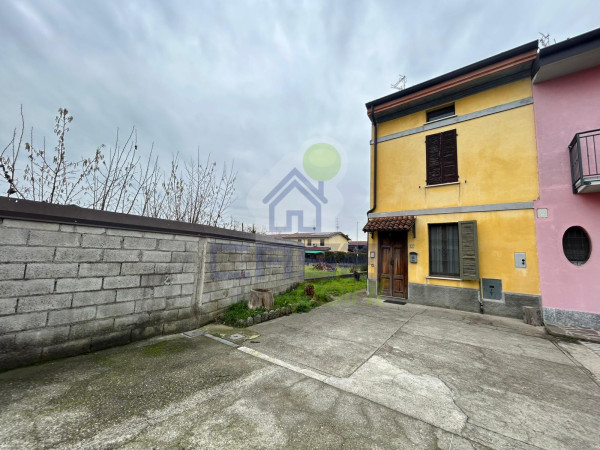 CASA SEMINDIPENDENTE CON BOX DOPPIO E GIARDINO