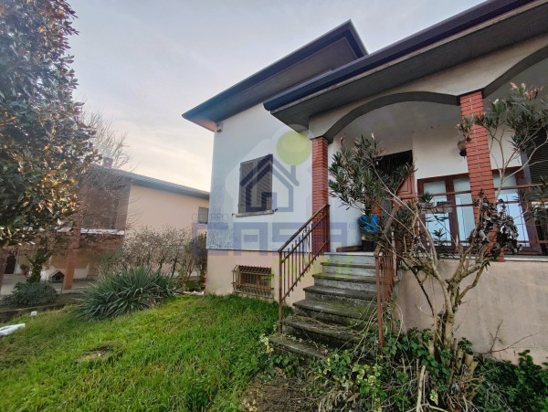 VILLA SINGOLA CON TERRAZZO, LOCALI ACCESSORI, AUTORIMESSA ED AREA VERDE CIRCOSTANTE